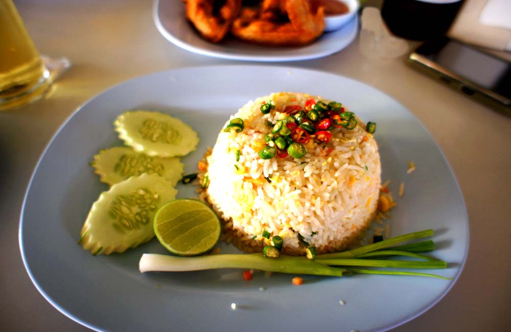 タイのホテルでの朝食「カオパット（タイ風チャーハン）」