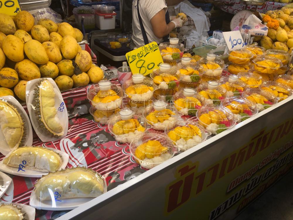 タイの人気デザート「カオニャオマムアン(マンゴーともち米の煉乳掛け)」